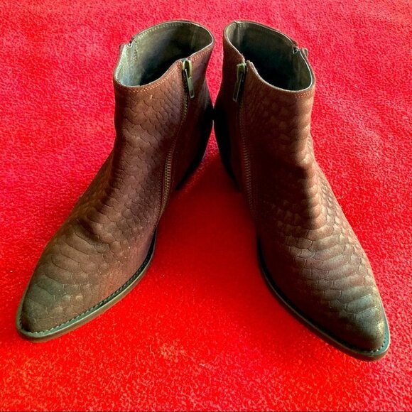 FREE PEOPLE Sz 37 Croc Snake Skin Pattern Stacked Heel Western Style Ankle Boot - Picture 1 of 9